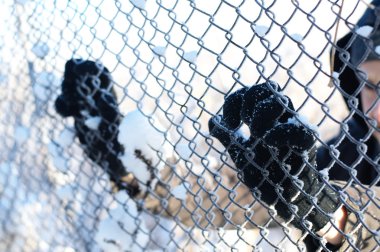 kaçak ızgara arkasında