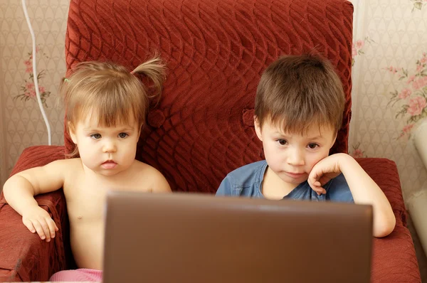 Dzieci, oglądać bajki na notebooka — Zdjęcie stockowe