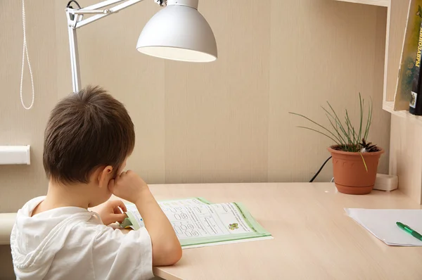 Pojke läser boken — Stockfoto