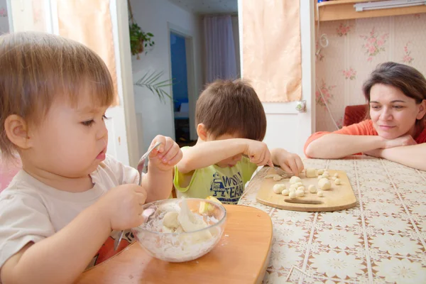 Bambini che giocano con la pasta a casa con la mamma — Foto Stock