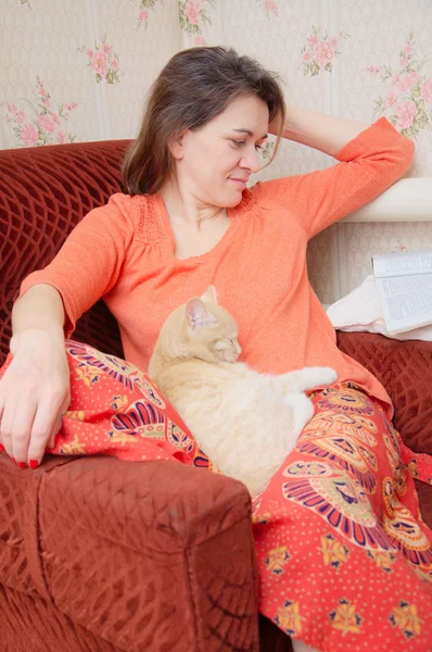 Tatar femme sur la chaise détente avec chat et lecture magazine — Photo
