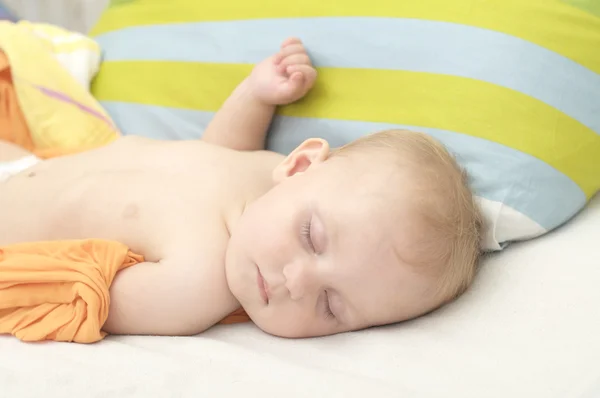 Lilla kaukasiska baby sover — Stockfoto