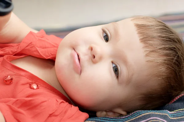 Lilla baby flicka liggande — Stockfoto