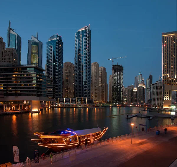 Dubai marina modrá hodina, třpytivá světla a nejvyšších mrakodrapů v jasné večera s modrou oblohou. — Stock fotografie