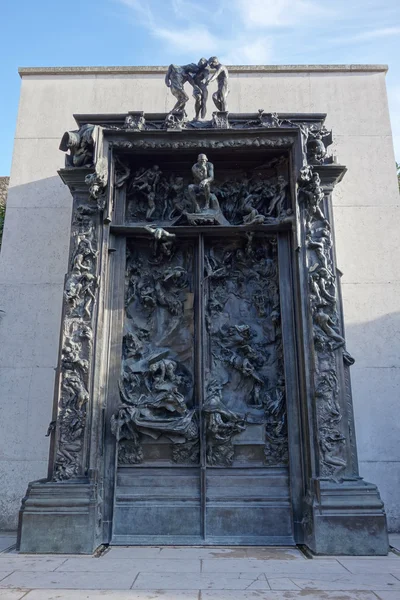 Escultura Le Baiser (El beso) de Auguste Rodin en París — Foto de Stock