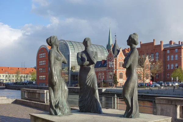 Trzy Gracje (meaning The Three Graces) sculpture of goddesses in — Stock Photo, Image