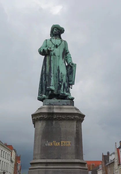 Памятник Яну ван Эйку в Брюгге — стоковое фото