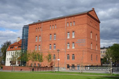 Muzeum (müzeler bölgesi anlamına gelir Orkegowe Nowoczesnej Galerisi)