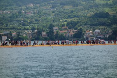 Lake Iseo içinde yüzer iskeleler