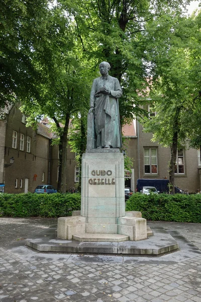 Памятник Гвидо Гезелле в Брюгге — стоковое фото