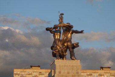 işçi ve Kolhoz kadın heykeli, Moskova