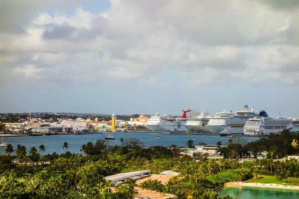 HDR kryssningsfartyg i Nassau — Stockfoto