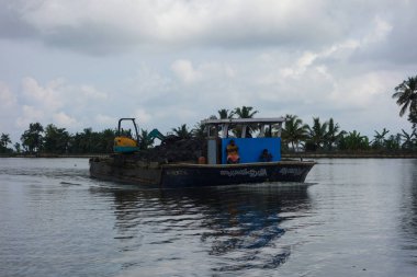 KERALA, Hindistan - CIRCA ECTOBER 2017: Tuzlu su gölleri, göller, kanallar ve nehirlerden oluşan durgun bir ağ