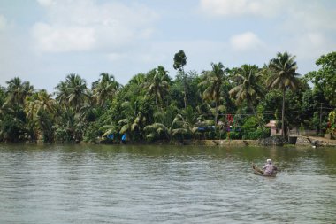 KERALA, Hindistan - CIRCA ECTOBER 2017: Tuzlu su gölleri, göller, kanallar ve nehirlerden oluşan durgun bir ağ