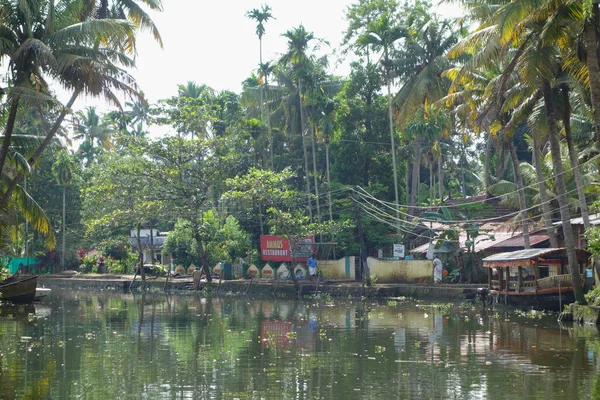 KERALA, Hindistan - CIRCA ECTOBER 2017: Tuzlu su gölleri, göller, kanallar ve nehirlerden oluşan durgun bir ağ