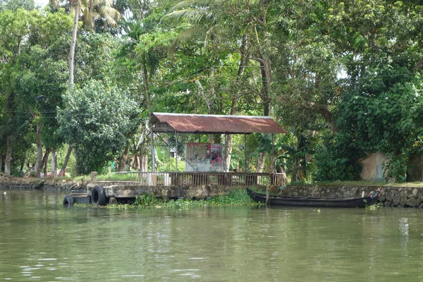 KERALA, Hindistan - CIRCA ECTOBER 2017: Tuzlu su gölleri, göller, kanallar ve nehirlerden oluşan durgun bir ağ