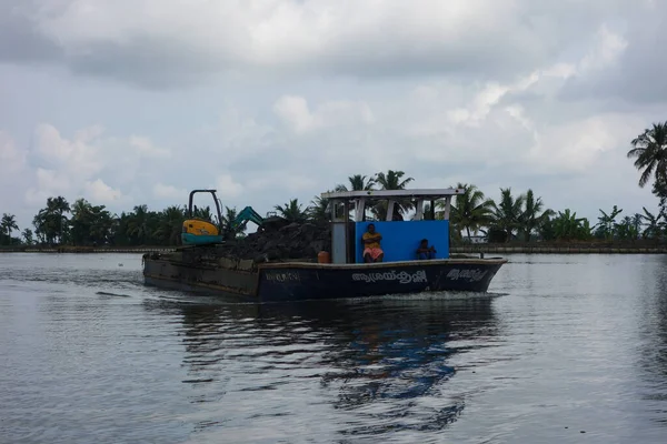 KERALA, Hindistan - CIRCA ECTOBER 2017: Tuzlu su gölleri, göller, kanallar ve nehirlerden oluşan durgun bir ağ