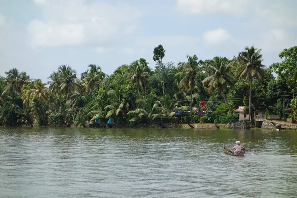 KERALA, Hindistan - CIRCA ECTOBER 2017: Tuzlu su gölleri, göller, kanallar ve nehirlerden oluşan durgun bir ağ