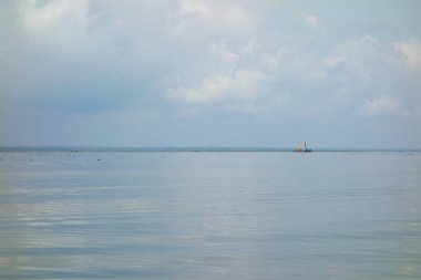 Hindistan, Kerala 'daki tuzlu su gölleri, göller, kanallar ve nehirlerden oluşan durgun bir ağ.