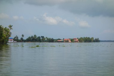 Hindistan, Kerala 'daki tuzlu su gölleri, göller, kanallar ve nehirlerden oluşan durgun bir ağ.