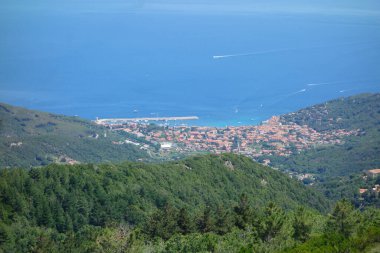 Marciana şehrinin havadan görünüşü, Elba, İtalya