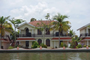 Hindistan, Kerala 'daki tuzlu su gölleri, göller, kanallar ve nehirlerden oluşan durgun bir ağ.