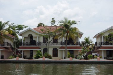 Hindistan, Kerala 'daki tuzlu su gölleri, göller, kanallar ve nehirlerden oluşan durgun bir ağ.