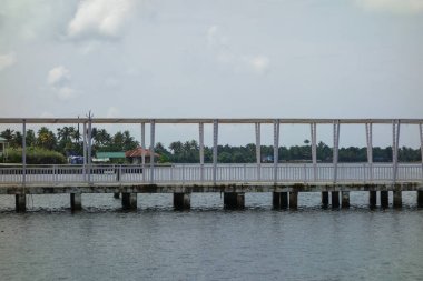 Hindistan, Kerala 'daki tuzlu su gölleri, göller, kanallar ve nehirlerden oluşan durgun bir ağ.