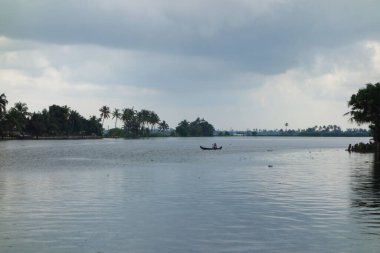 Hindistan, Kerala 'daki tuzlu su gölleri, göller, kanallar ve nehirlerden oluşan durgun bir ağ.