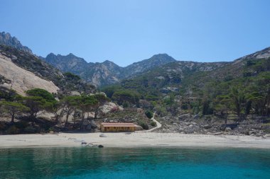 İtalya 'nın Portoferraio kentindeki Toskana Takımadası' nın Tyrhenian Denizi kıyısındaki Montecristo Adası 'ndaki Cala Maestra plajı.