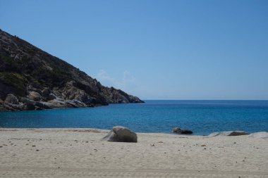 İtalya 'nın Portoferraio kentindeki Toskana Takımadası' nın Tyrhenian Denizi kıyısındaki Montecristo Adası 'ndaki Cala Maestra plajı.
