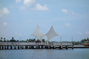 Hindistan, Kerala 'daki tuzlu su gölleri, göller, kanallar ve nehirlerden oluşan durgun bir ağ.