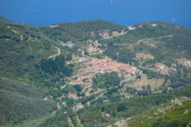 Marciana şehrinin havadan görünüşü, Elba, İtalya