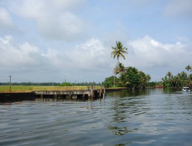 Hindistan, Kerala 'daki tuzlu su gölleri, göller, kanallar ve nehirlerden oluşan durgun bir ağ.