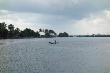 Hindistan, Kerala 'daki tuzlu su gölleri, göller, kanallar ve nehirlerden oluşan durgun bir ağ.