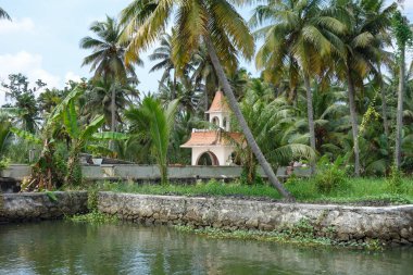 Hindistan, Kerala 'daki tuzlu su gölleri, göller, kanallar ve nehirlerden oluşan durgun bir ağ.