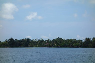 Hindistan, Kerala 'daki tuzlu su gölleri, göller, kanallar ve nehirlerden oluşan durgun bir ağ.