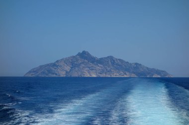 İtalya 'nın Portoferraio kentindeki Toskana Takımadası' nın Tyrhenian Denizi kıyısındaki Montecristo Adası (eski adı Oglasa).