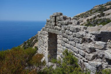 İtalya 'nın Portoferraio kentindeki Toskana Takımadası' nın bir parçası olan Tyrhenian Denizi 'ndeki Montecristo Adası' ndaki Santa Maria kilise değirmeni.
