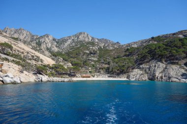 İtalya 'nın Portoferraio kentindeki Toskana Takımadası' nın Tyrhenian Denizi kıyısındaki Montecristo Adası 'ndaki Cala Maestra plajı.