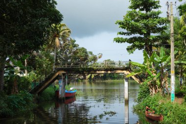 KERALA, Hindistan - CIRCA ECTOBER 2017: Tuzlu su gölleri, göller, kanallar ve nehirlerden oluşan durgun bir ağ