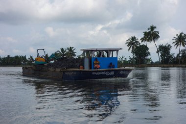 KERALA, Hindistan - CIRCA ECTOBER 2017: Tuzlu su gölleri, göller, kanallar ve nehirlerden oluşan durgun bir ağ