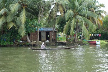 KERALA, Hindistan - CIRCA ECTOBER 2017: Tuzlu su gölleri, göller, kanallar ve nehirlerden oluşan durgun bir ağ