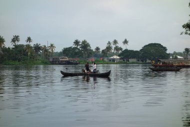 KERALA, Hindistan - CIRCA ECTOBER 2017: Tuzlu su gölleri, göller, kanallar ve nehirlerden oluşan durgun bir ağ