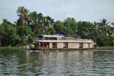 KERALA, Hindistan - CIRCA ECTOBER 2017: Tuzlu su gölleri, göller, kanallar ve nehirlerden oluşan durgun bir ağ