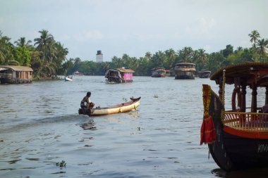 KERALA, Hindistan - CIRCA ECTOBER 2017: Tuzlu su gölleri, göller, kanallar ve nehirlerden oluşan durgun bir ağ