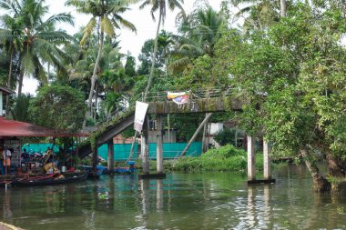 KERALA, Hindistan - CIRCA ECTOBER 2017: Tuzlu su gölleri, göller, kanallar ve nehirlerden oluşan durgun bir ağ