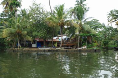 KERALA, Hindistan - CIRCA ECTOBER 2017: Tuzlu su gölleri, göller, kanallar ve nehirlerden oluşan durgun bir ağ