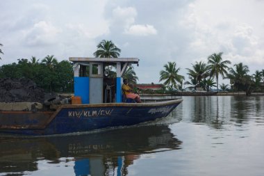 KERALA, Hindistan - CIRCA ECTOBER 2017: Tuzlu su gölleri, göller, kanallar ve nehirlerden oluşan durgun bir ağ