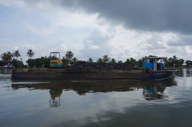 KERALA, Hindistan - CIRCA ECTOBER 2017: Tuzlu su gölleri, göller, kanallar ve nehirlerden oluşan durgun bir ağ